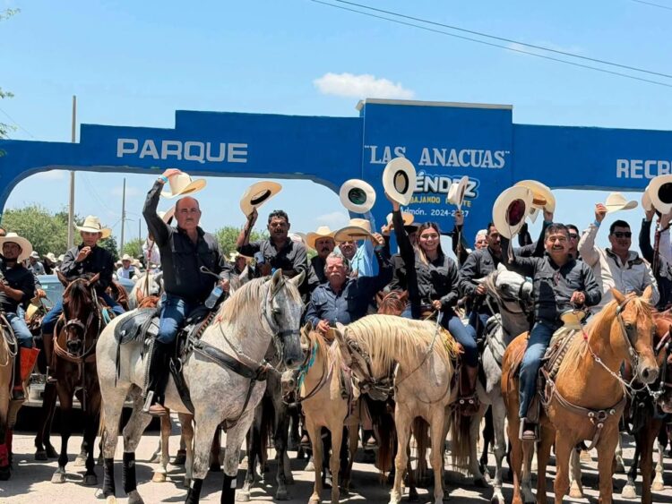 Espectacular cabalgata en las fiestas del 160 aniversario de la Villa de Méndez 