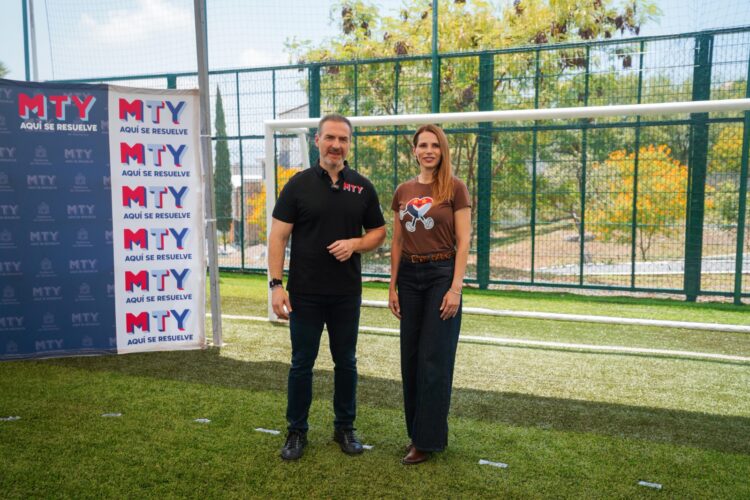 Entrega Adrián de la Garza rehabilitación de parque y camellón en Cumbres 5º sector