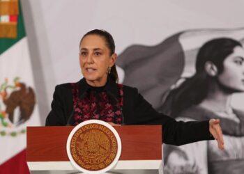 Sheinbaum firma iniciativa de ley contra el feminicidio; propone penas de hasta 70 años