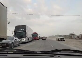 Inicia periodo vacacional en escuelas; viajeros saturan carreteras