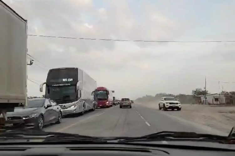 Inicia periodo vacacional en escuelas; viajeros saturan carreteras