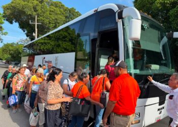 Programa de Turismo Social lleva a adultos mayores a pasear a El Chorrito en Hidalgo, Tamaulipas
