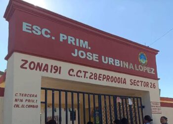 Escuela niega entrega de papeles a estudiante por la falta de pago
