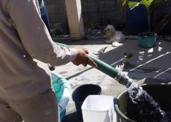 Ante fuerte desabasto, familias tienen que comprar agua de las pipas