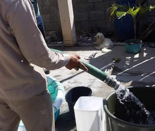Ante fuerte desabasto, familias tienen que comprar agua de las pipas