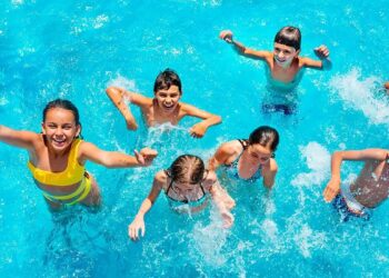 Saturan familias albercas públicas para mitigar fuerte calor