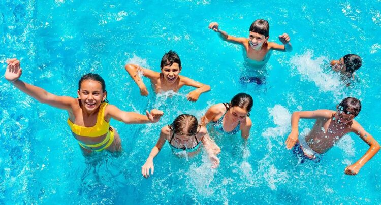 Saturan familias albercas públicas para mitigar fuerte calor