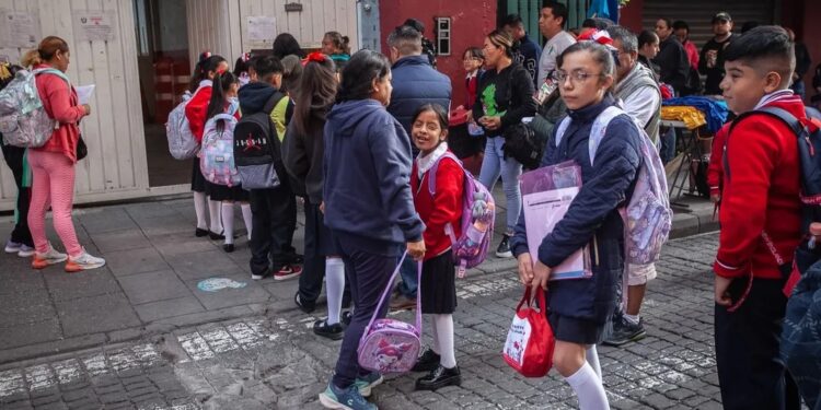 Alumnos necesitan seguridad vial en horarios de entradas y salidas de clases