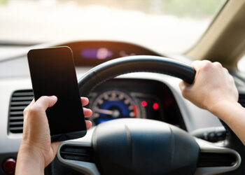 Uso de celulares y volante al mismo tiempo, una pésima combinación