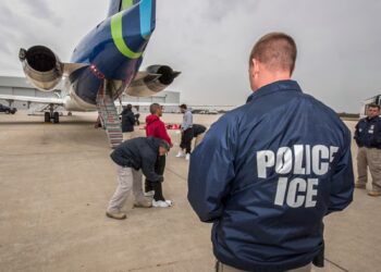Esposo de funcionaria propuesta como representante de la SSPC en Washington deporta migrantes
