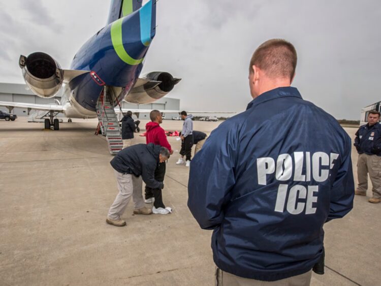 Esposo de funcionaria propuesta como representante de la SSPC en Washington deporta migrantes
