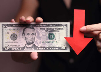 Tipo de cambio cerca de romper la barrera de los 17 pesos por dólar