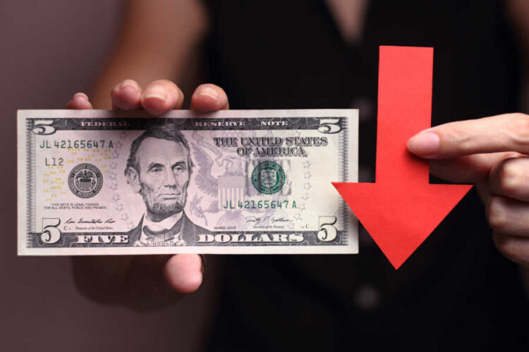 Tipo de cambio cerca de romper la barrera de los 17 pesos por dólar