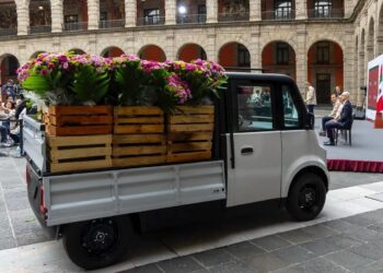 Presentaron en la mañanera el prototipo del vehículo eléctrico Olinia para carga