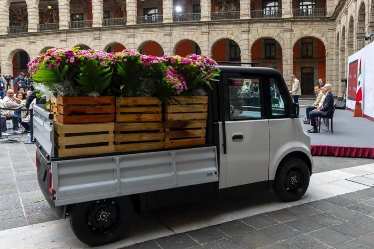 Presentaron en la mañanera el prototipo del vehículo eléctrico Olinia para carga