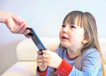 Uso sin control de aparatos digitales afecta salud de los menores de edad