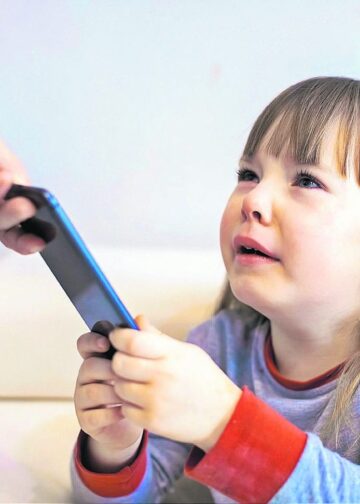 Uso sin control de aparatos digitales afecta salud de los menores de edad