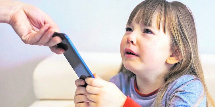 Uso sin control de aparatos digitales afecta salud de los menores de edad