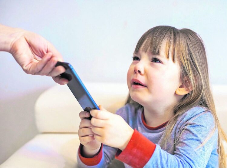 Uso sin control de aparatos digitales afecta salud de los menores de edad