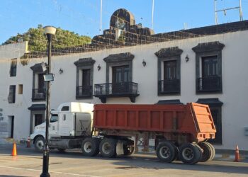 Obreros de San Fernando se manifiestan en la plaza principal