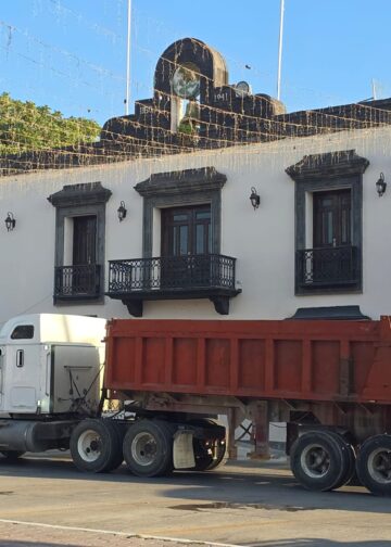 Obreros de San Fernando se manifiestan en la plaza principal