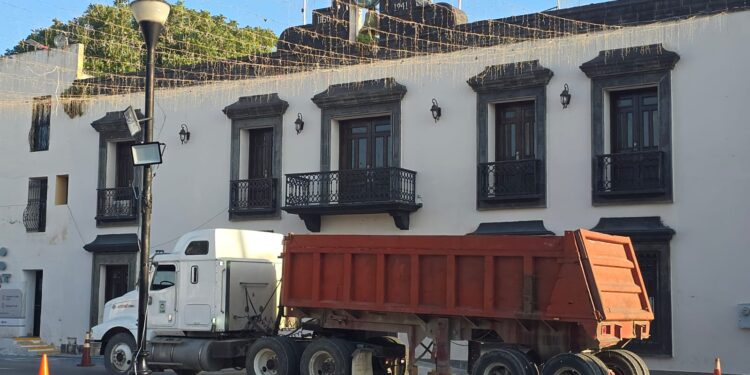 Obreros de San Fernando se manifiestan en la plaza principal