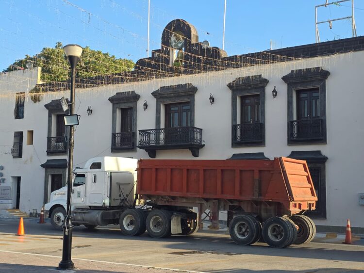 Obreros de San Fernando se manifiestan en la plaza principal