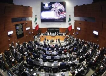 T E C L A Z O S/“LALO GATTÁS RODEADO DEL PUEBLO, ES FESTEJADO”