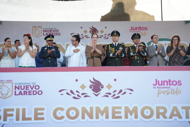 ENCABEZA CARMEN LILIA CANTUROSAS TRADICIONAL DESFILE CÍVICO POR EL DÍA DE LA INDEPENDENCIA