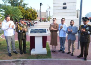 DEVELA GOBIERNO DE NUEVO LAREDO PLACA CONMEMORATIVA POR LOS 100 AÑOS DEL RELOJ DE LA PLAZA HIDALGO