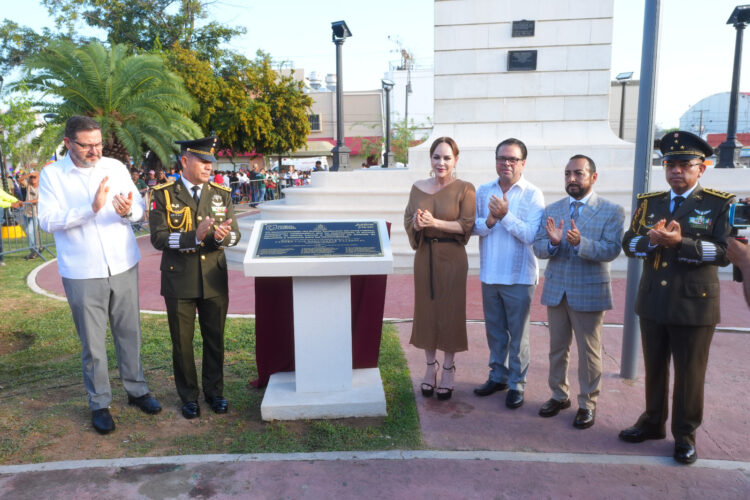 DEVELA GOBIERNO DE NUEVO LAREDO PLACA CONMEMORATIVA POR LOS 100 AÑOS DEL RELOJ DE LA PLAZA HIDALGO