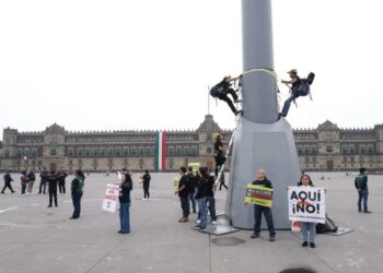 Greenpeace escala asta bandera del Zócalo capitalino contra megaplanta de amoniaco en Topolobampo