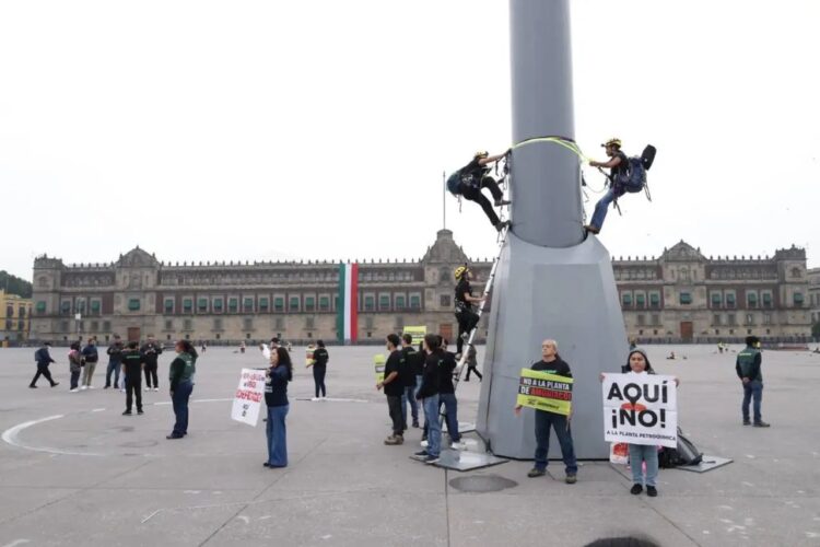 Greenpeace escala asta bandera del Zócalo capitalino contra megaplanta de amoniaco en Topolobampo