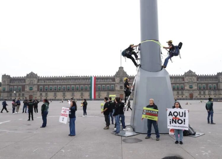 Greenpeace escala asta bandera del Zócalo capitalino contra megaplanta de amoniaco en Topolobampo
