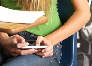 Aprueban la restricción total de teléfonos celulares en primarias y secundarias
