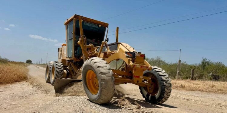 Avanza sin tregua mantenimiento de caminos rurales en la Villa de Méndez