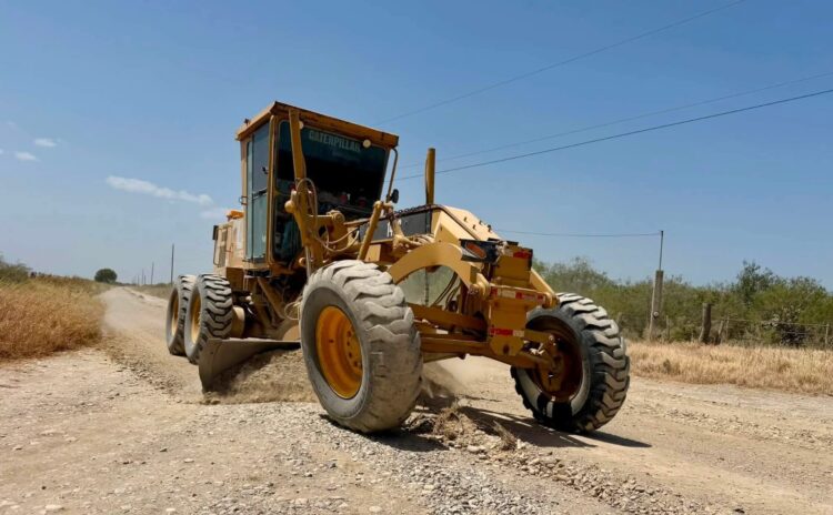 Avanza sin tregua mantenimiento de caminos rurales en la Villa de Méndez