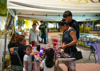PLAZA DE LA MUJER SE LLENA DE FAMILIAS CON EL BAZAR FIESTAS PATRIAS