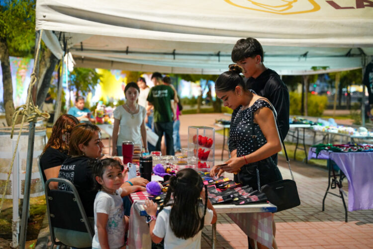 PLAZA DE LA MUJER SE LLENA DE FAMILIAS CON EL BAZAR FIESTAS PATRIAS