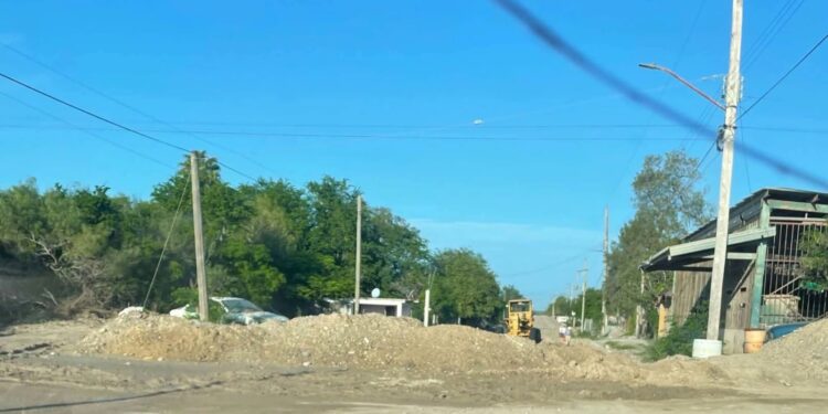 Piden que ya abran la calle Simón Bolívar; su estado causa muchos trastornos
