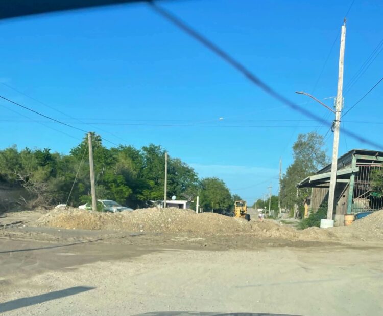 Piden que ya abran la calle Simón Bolívar; su estado causa muchos trastornos