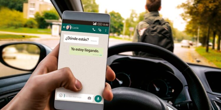 Usar el celular al volante causa principal de accidentes