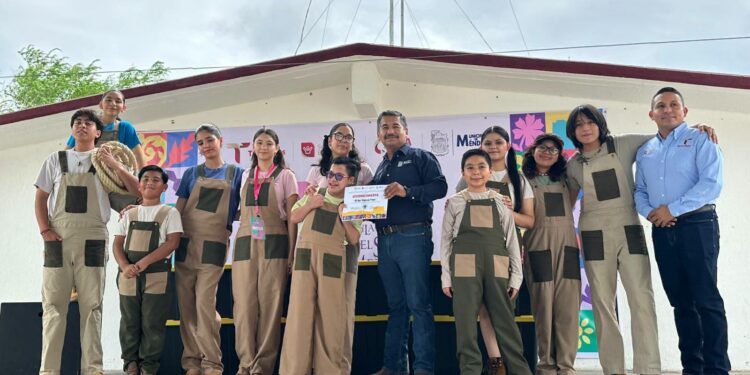La magia del festival internacional llegó a escuela rural en la Villa de Méndez 