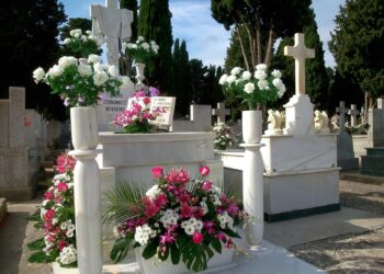 No existen precios oficiales para arreglos florales y coronas de muertos